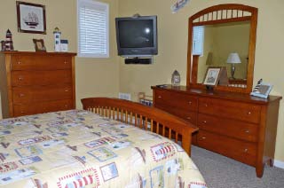 Lower Level Second Bedroom (no Lakeview)