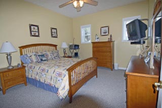 Lower Level Second Bedroom (no Lakeview)